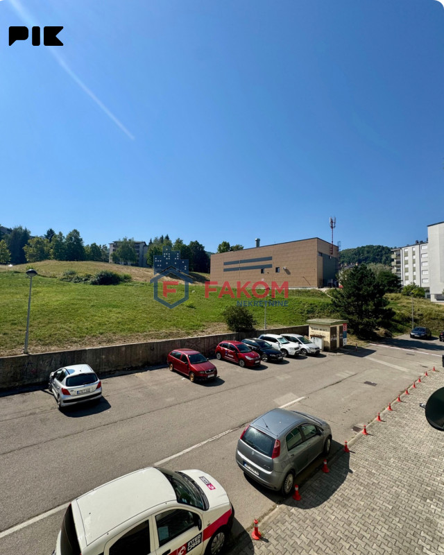 Iznajmljuje se renoviran trosoban stan sa parking mjestom 17