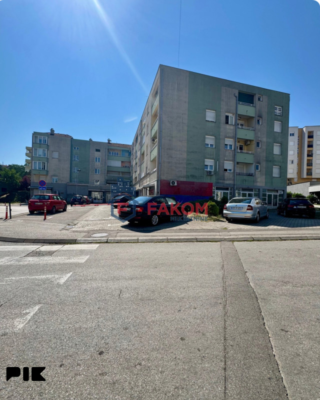 Iznajmljuje se renoviran trosoban stan sa parking mjestom 20