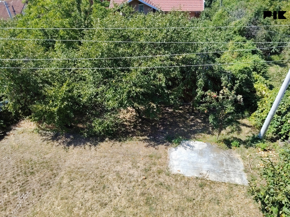 Kuća Paprikovac UKC,3 stana,2000KM/m2,garaz,parking,5min od Boske 4