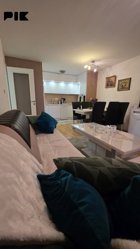 Dvosoban stan u centru Hadžića photo 1