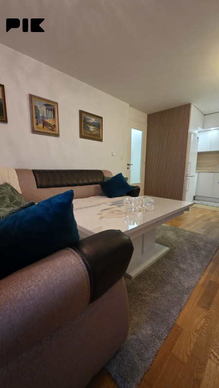 Dvosoban stan u centru Hadžića photo 5