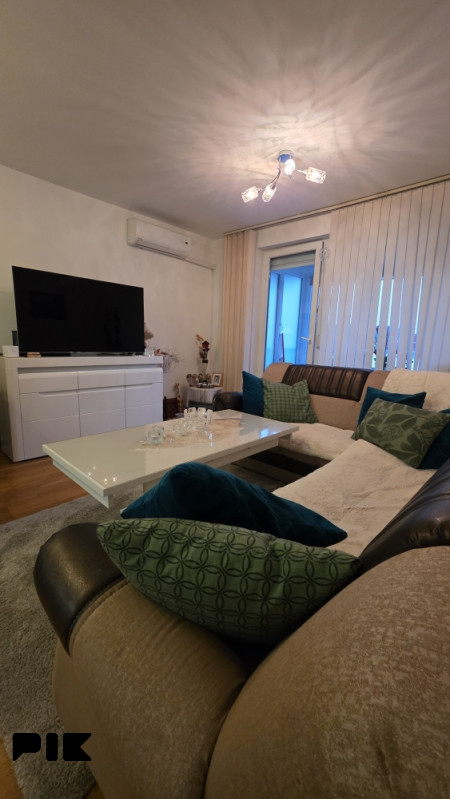 Dvosoban stan u centru Hadžića 10
