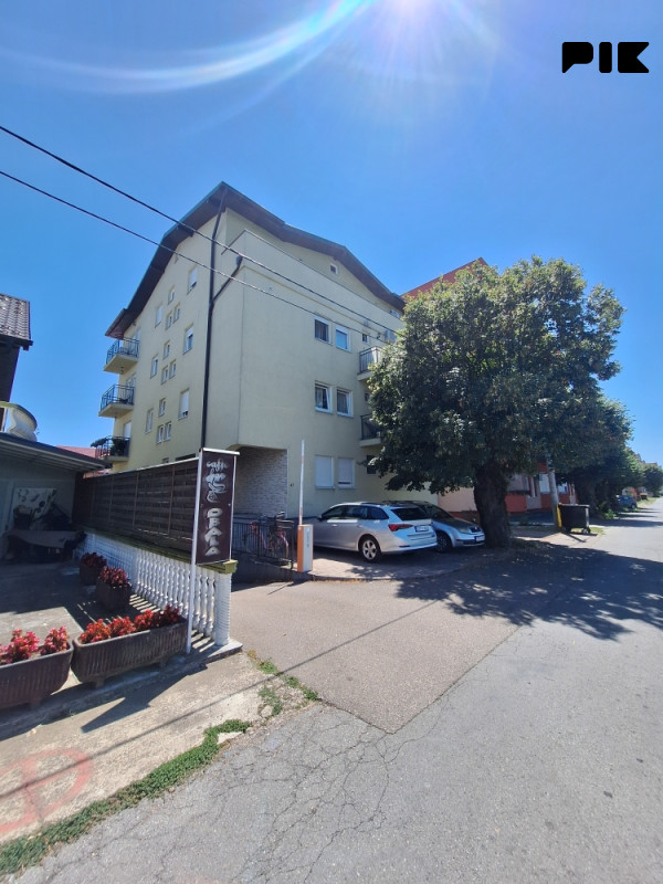 Namješten stan na keju 40m2, sa privatnim garažnim mjestom