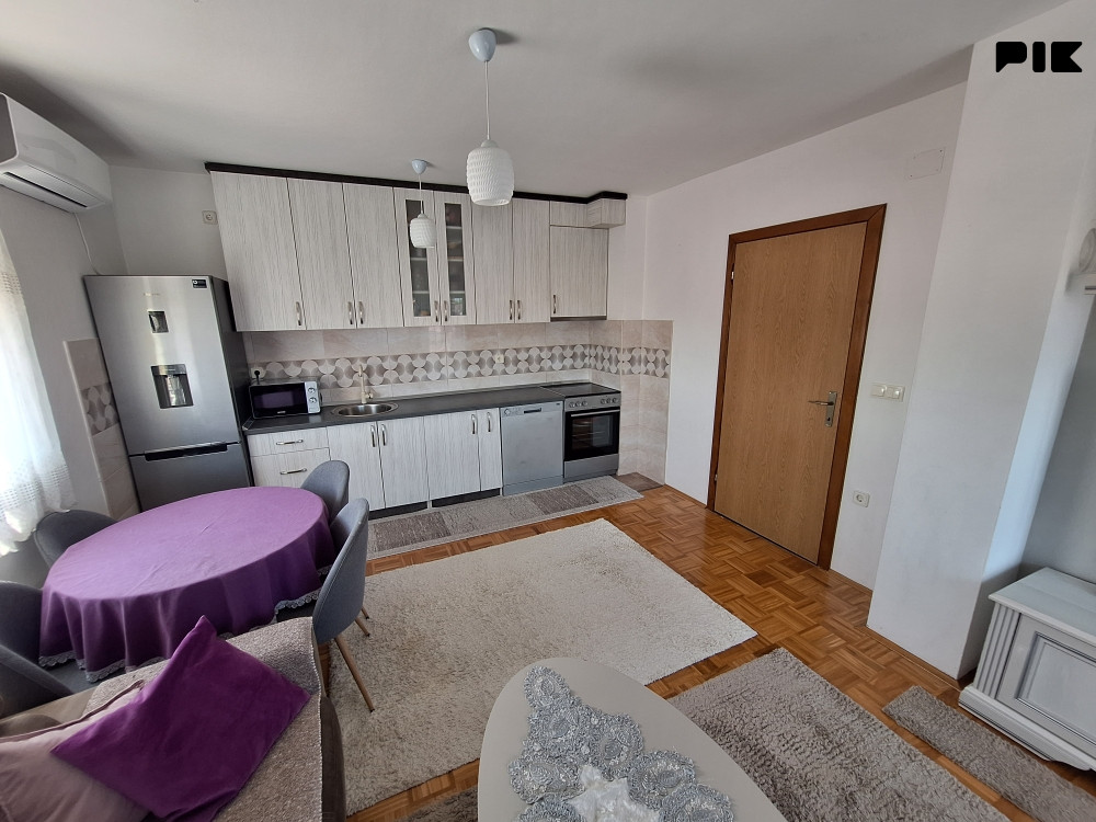 Namješten stan na keju 40m2 15