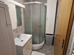 Namješten stan na keju 40m2, sa privatnim garažnim mjestom photo 3
