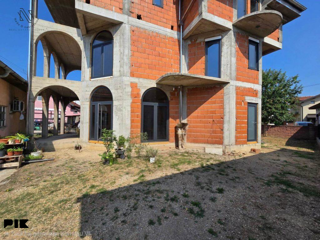 Hala- poslovni pr.od 120m2 u Budžaku; I.Garašanina 2