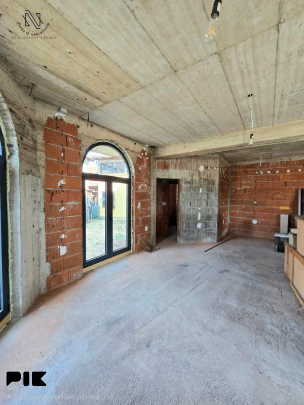 Hala- poslovni pr.od 120m2 u Budžaku; I.Garašanina 4