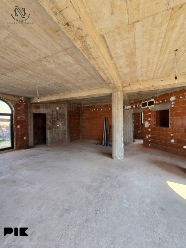 Hala- poslovni pr.od 120m2 u Budžaku; I.Garašanina 6