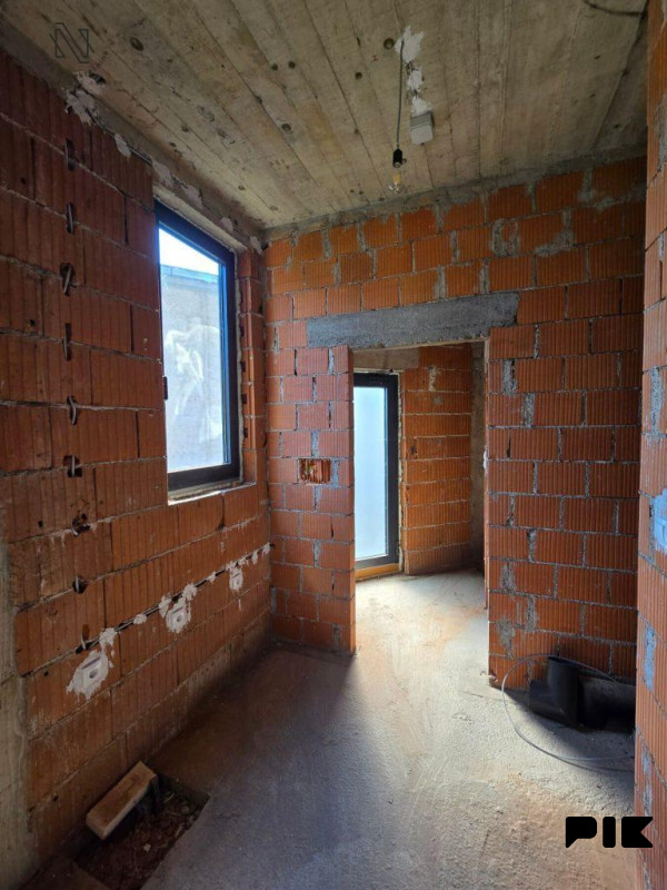 Hala- poslovni pr.od 120m2 u Budžaku; I.Garašanina 9