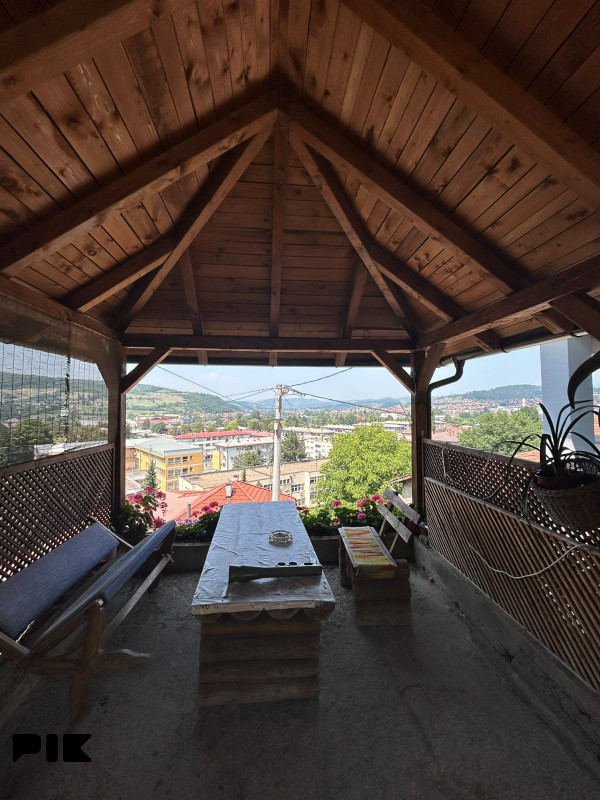 Porodična kuća 200m2 - 2 garaže - Ilijaš - Gradsko područje 8