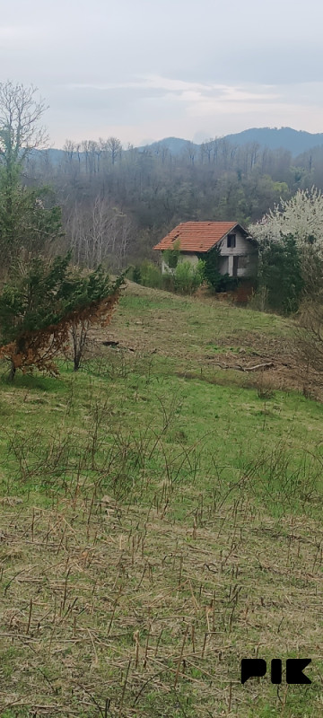 Zemljište sa dvije  devstirane kuce Predrazici-Zavidovići