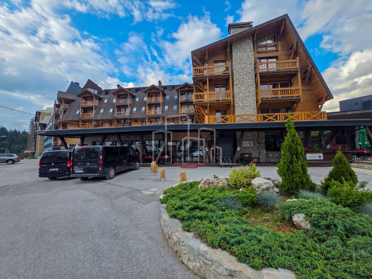 Apartman sa dvije spavaće sobe, skijašnicom i garažom  Jahorina 18