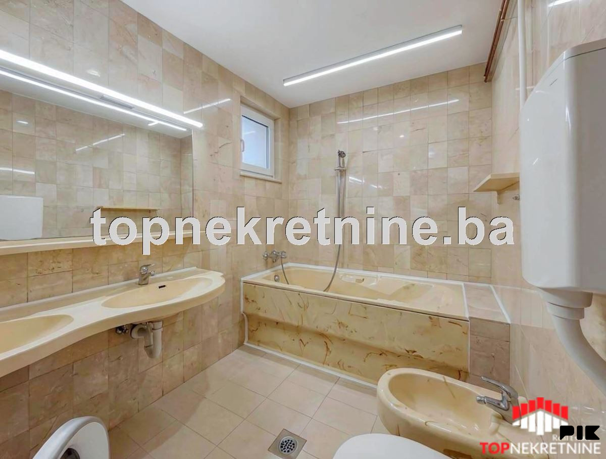 Kuća Pr+1+Pk površine 256m2 sa 2 garaže i terasom na Bjelavama 13