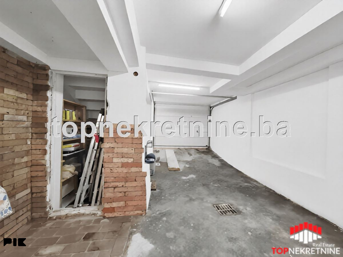 Kuća Pr+1+Pk površine 256m2 sa 2 garaže i terasom na Bjelavama 17