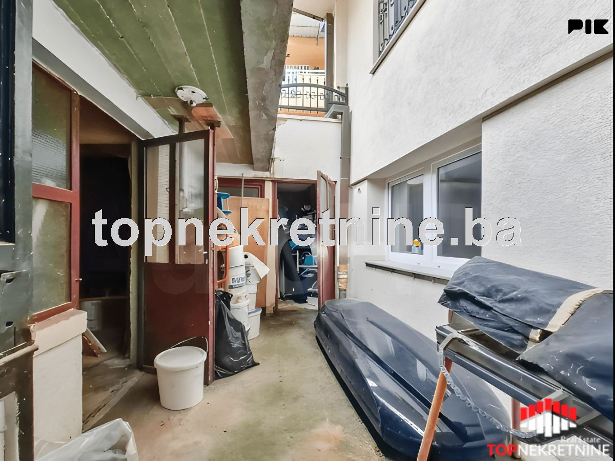 Kuća Pr+1+Pk površine 256m2 sa 2 garaže i terasom na Bjelavama 18