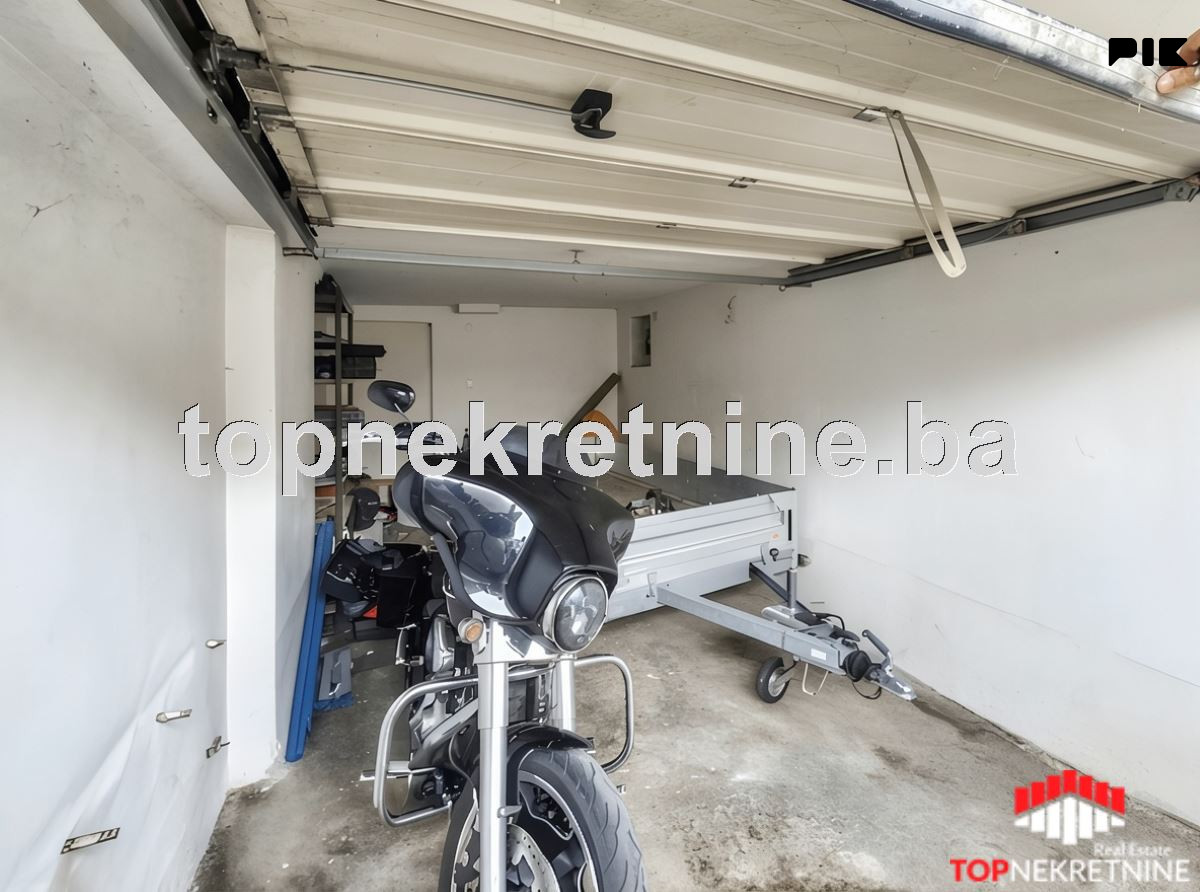 Kuća Pr+1+Pk površine 256m2 sa 2 garaže i terasom na Bjelavama 20