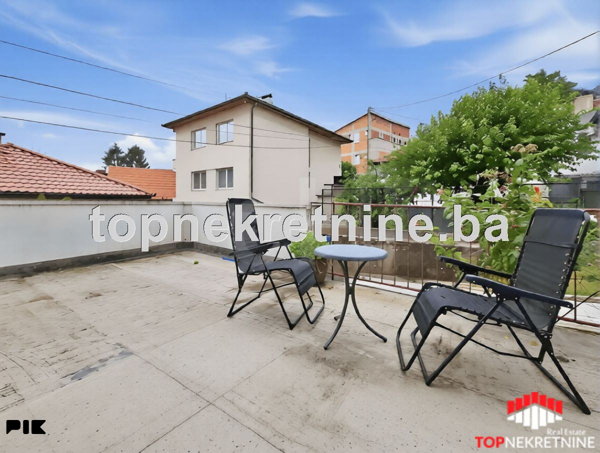 Kuća Pr+1+Pk površine 256m2 sa 2 garaže i terasom na Bjelavama 21