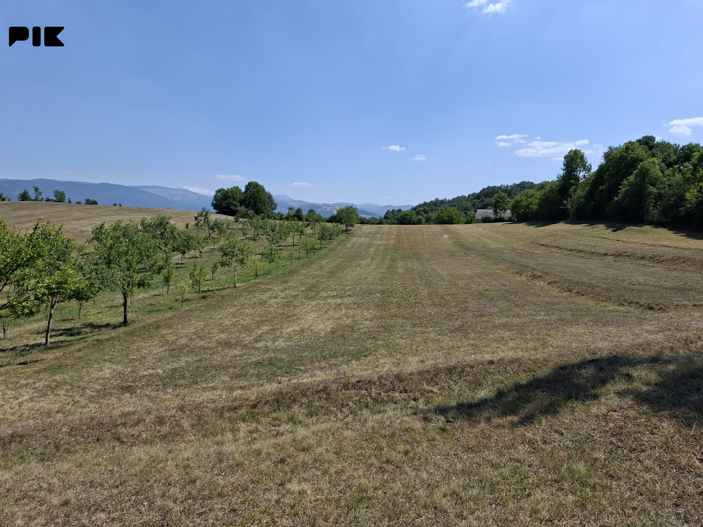 Zemljište povrsine 6419m2 i 3097m2 4