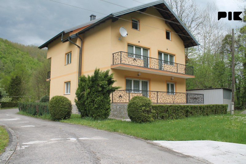 Posjed sa modernom kućom uz rijeku Unu 14