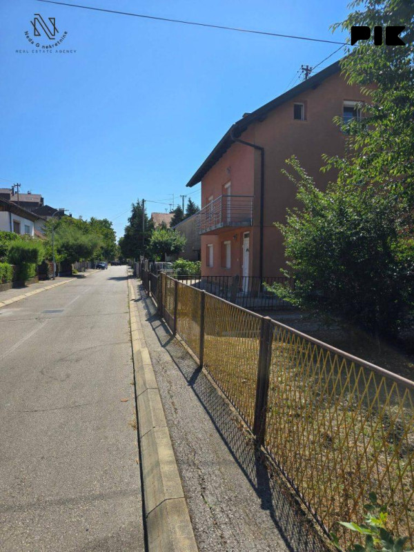 ROSULJE; plac od 540m2 sa starijom kućom 3