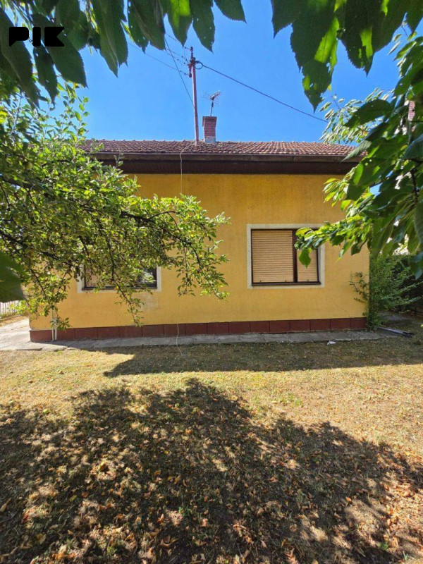ROSULJE; plac od 540m2 sa starijom kućom 4
