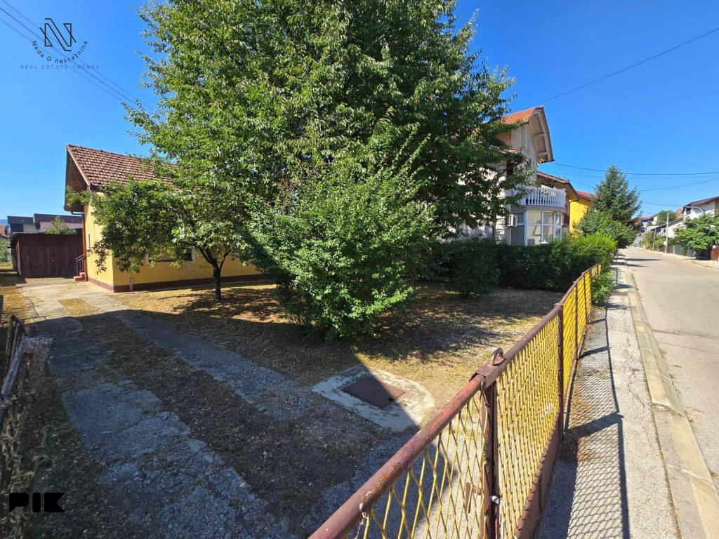 ROSULJE; plac od 540m2 sa starijom kućom