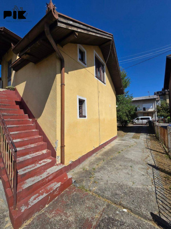 ROSULJE; plac od 540m2 sa starijom kućom 10