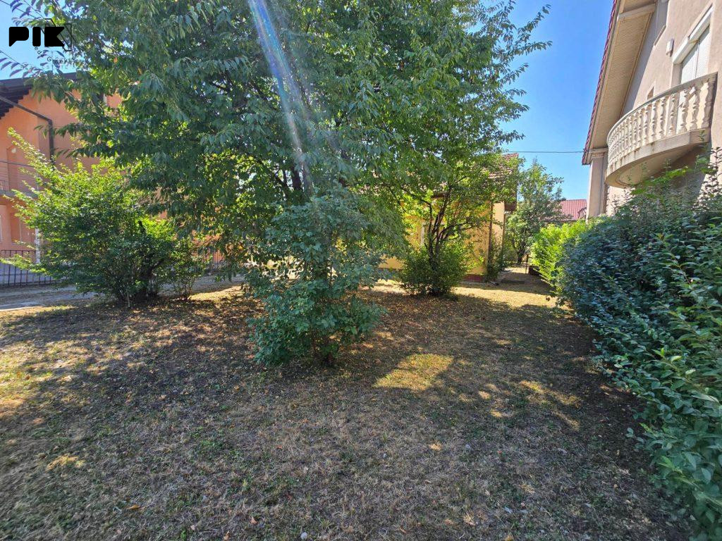 ROSULJE; plac od 540m2 sa starijom kućom 11