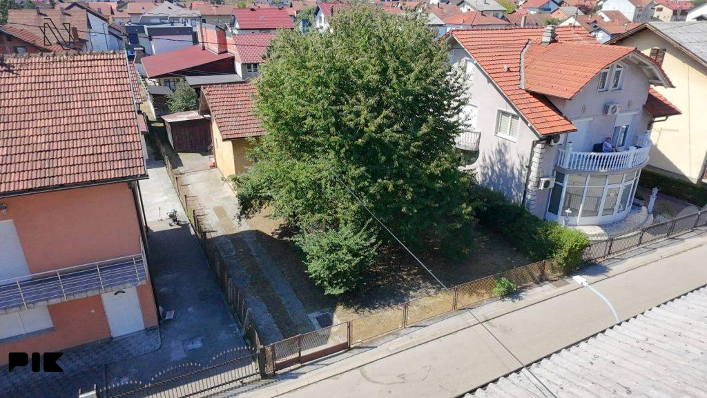 ROSULJE; plac od 540m2 sa starijom kućom 12