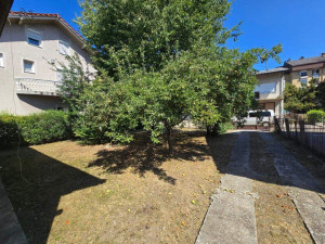 ROSULJE; plac od 540m2 sa starijom kućom photo 5