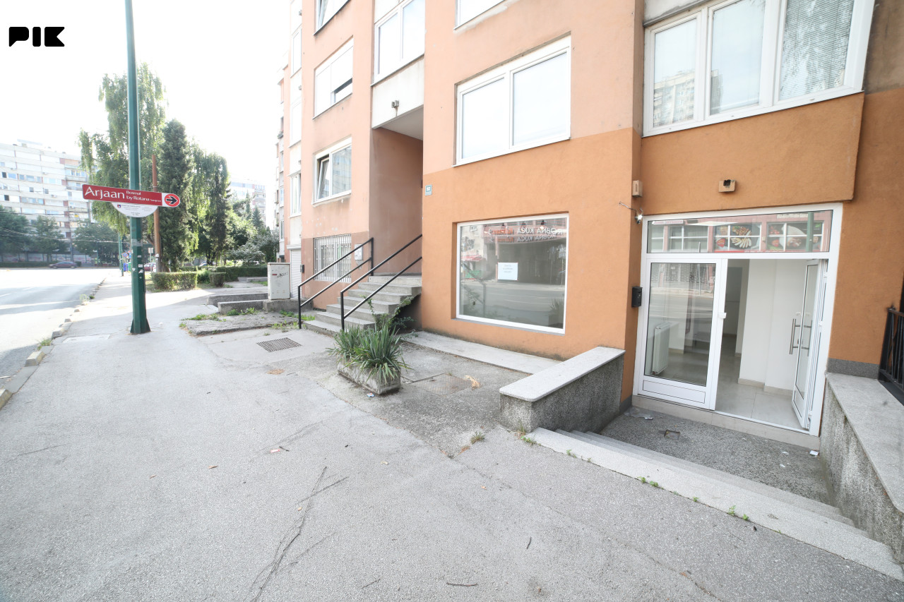 Poslovni prostor 40 m2 - Hrasno, Azize Š. (izlog na glavnu ulicu)