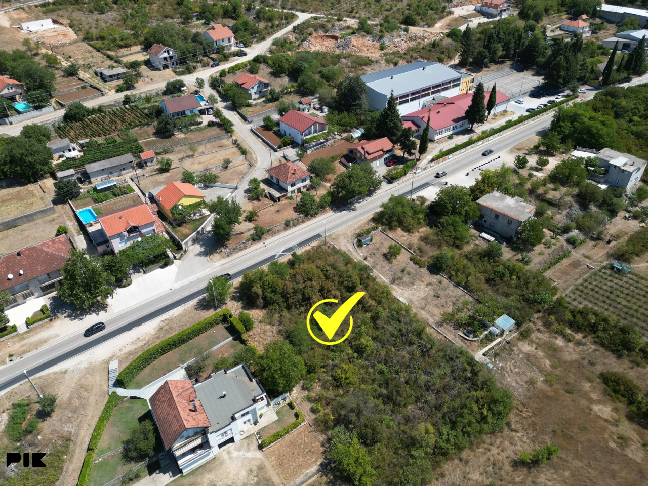 Odlična parcela preko puta škole u Pologu - Široki Brijeg