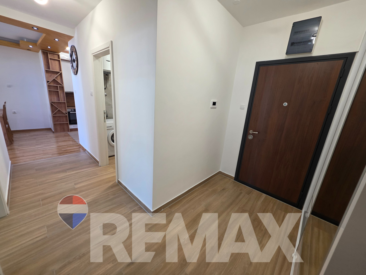 Trosoban stan 60m2, novogradnja, garažno i parking mjesto, ostava 12