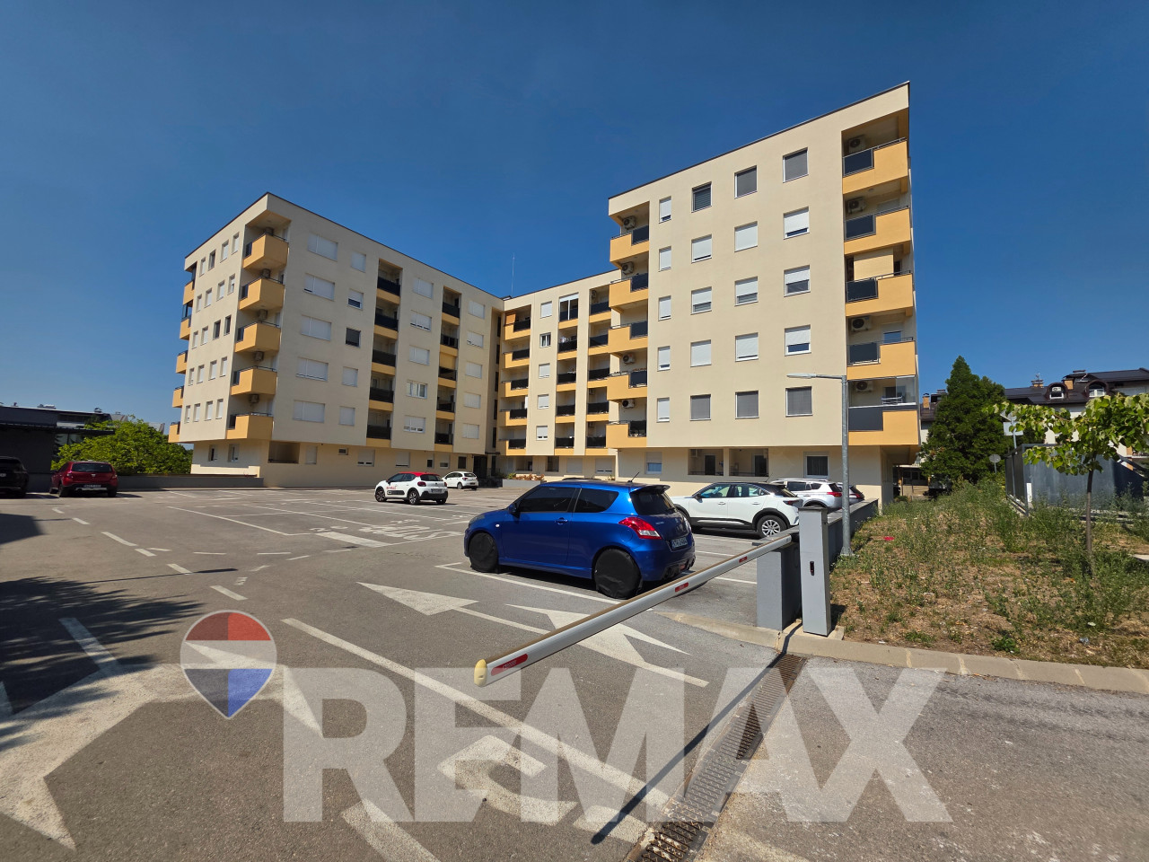 Trosoban stan 60m2, novogradnja, garažno i parking mjesto, ostava 16