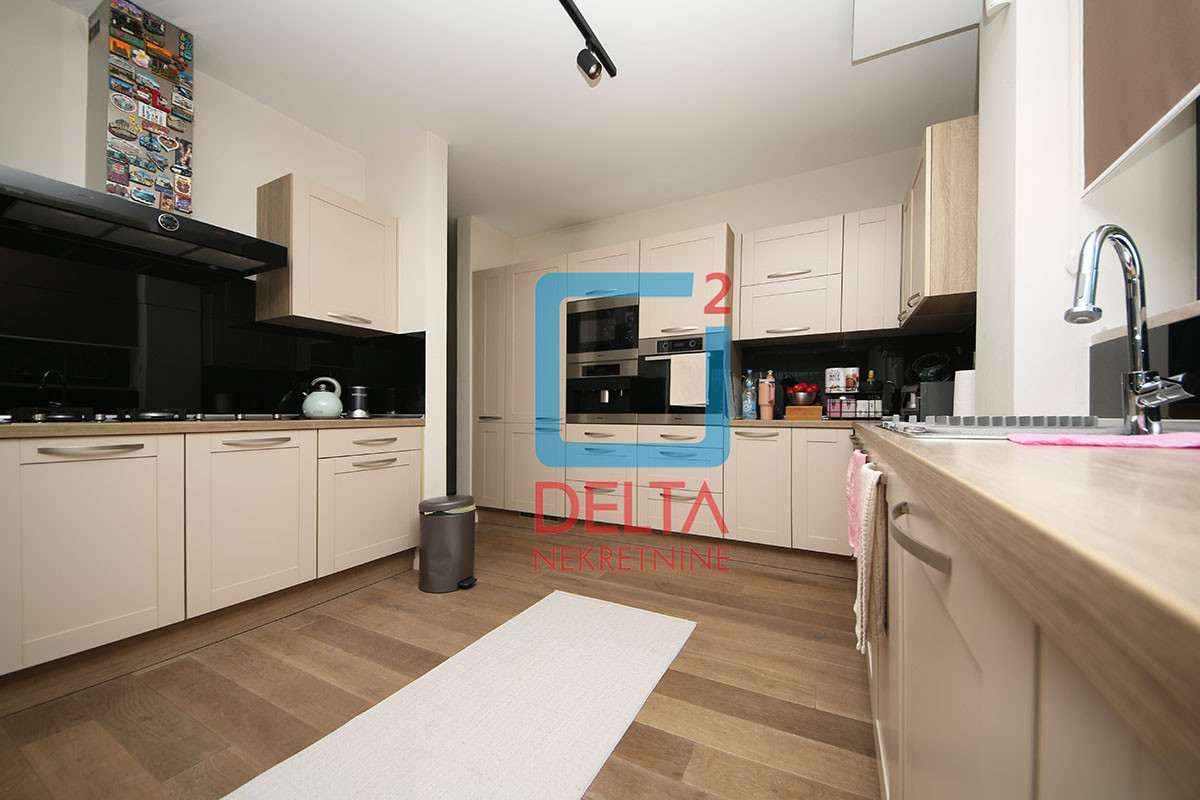 Luksuzan šestosoban stan / 200 m2 / dva garažna mjesta / Grbavica 11