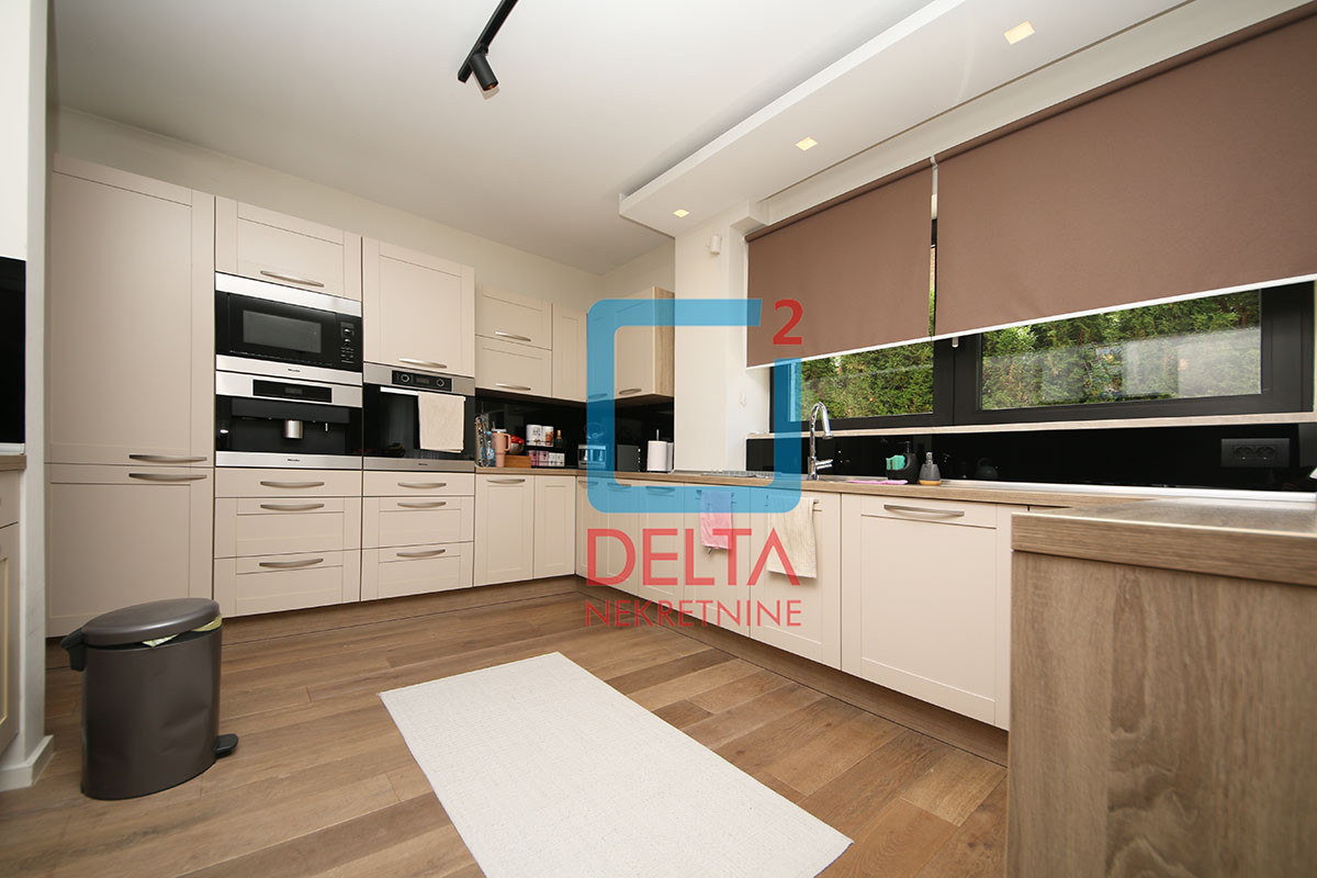 Luksuzan šestosoban stan / 200 m2 / dva garažna mjesta / Grbavica 12