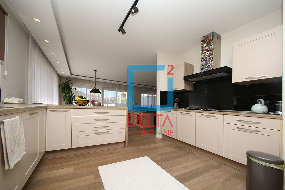 Luksuzan šestosoban stan / 200 m2 / dva garažna mjesta / Grbavica 13