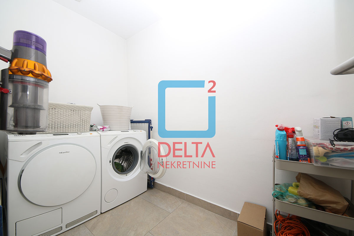 Luksuzan šestosoban stan / 200 m2 / dva garažna mjesta / Grbavica 17