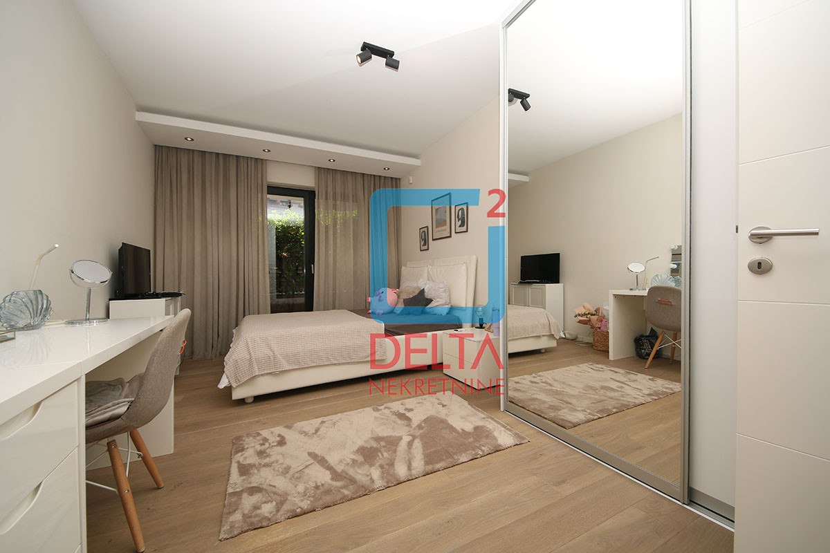 Luksuzan šestosoban stan / 200 m2 / dva garažna mjesta / Grbavica 21