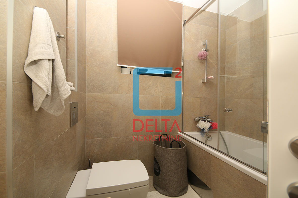 Luksuzan šestosoban stan / 200 m2 / dva garažna mjesta / Grbavica 22