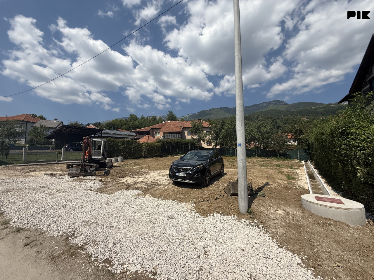 IZDAJEM ZEMLJIŠTE U TURBETU UZ GLAVNI PUT PREMA VLAŠIĆU