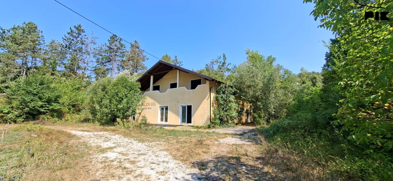 Poslovni objekti sa zemljištem u naselju Ivanjska, Bosanska Krupa