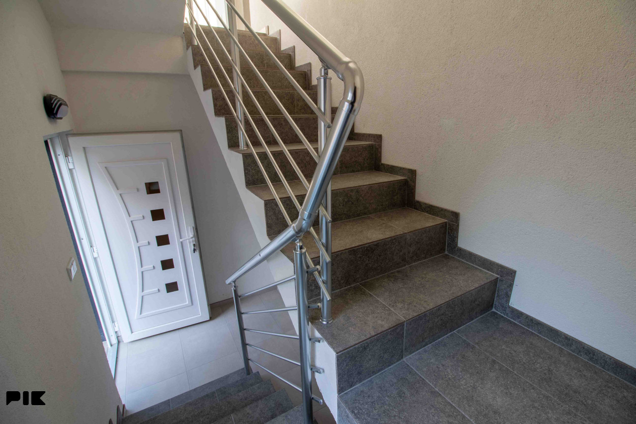 STUP - kuća od 243 m2 | 2 stambene jedinice | Garaža 8