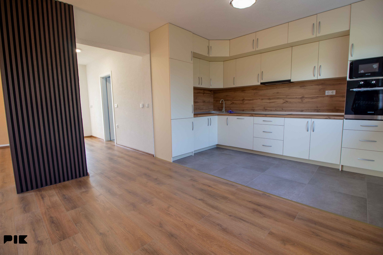 STUP - kuća od 243 m2 | 2 stambene jedinice | Garaža 12