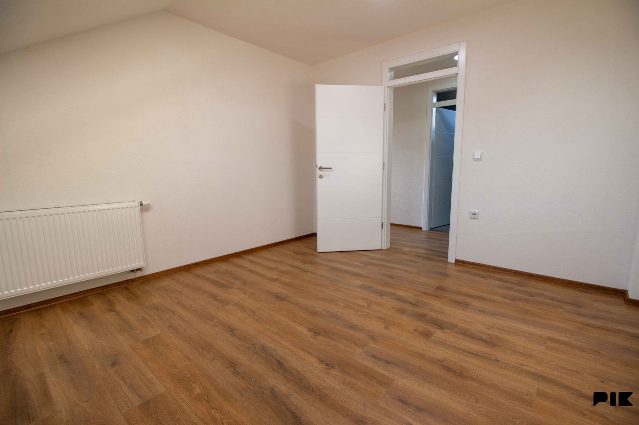 STUP - kuća od 243 m2 | 2 stambene jedinice | Garaža 19
