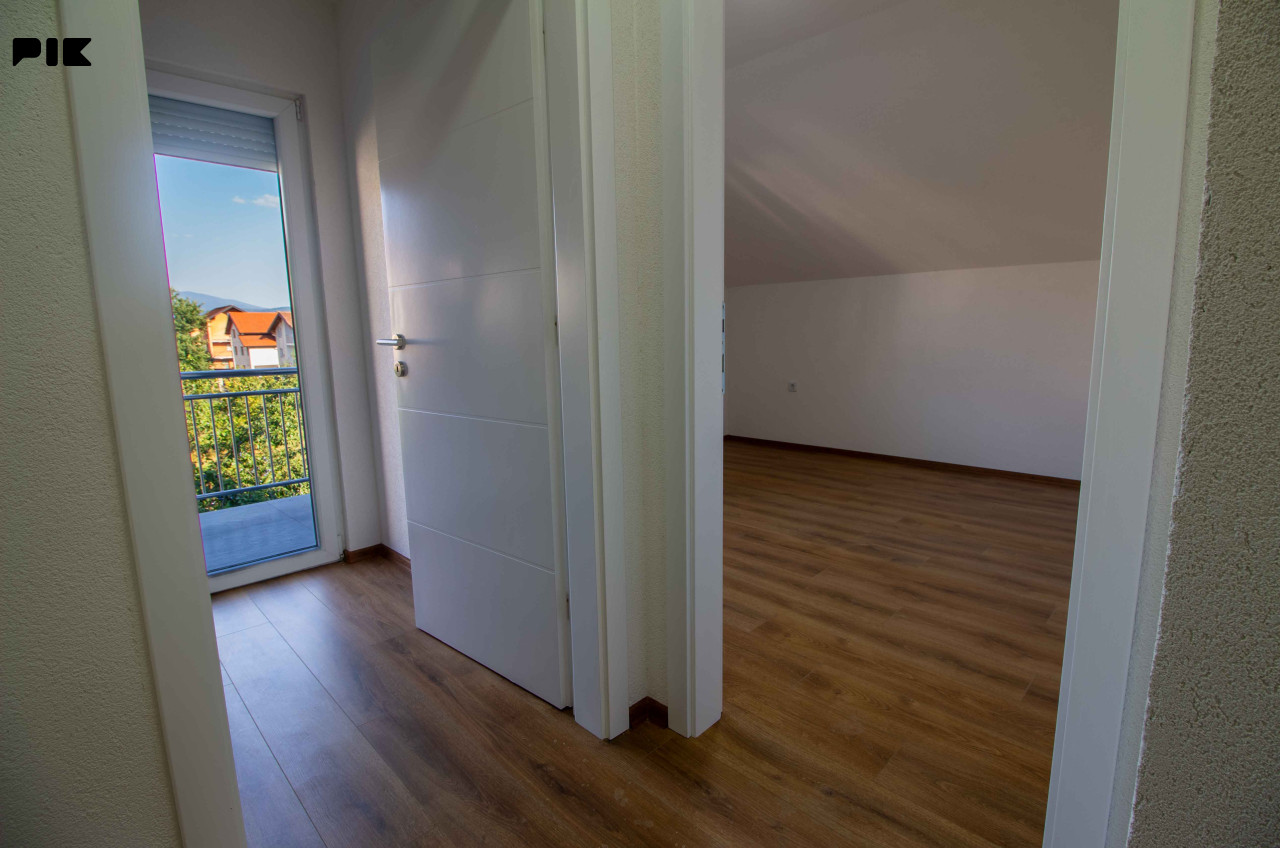 STUP - kuća od 243 m2 | 2 stambene jedinice | Garaža 21