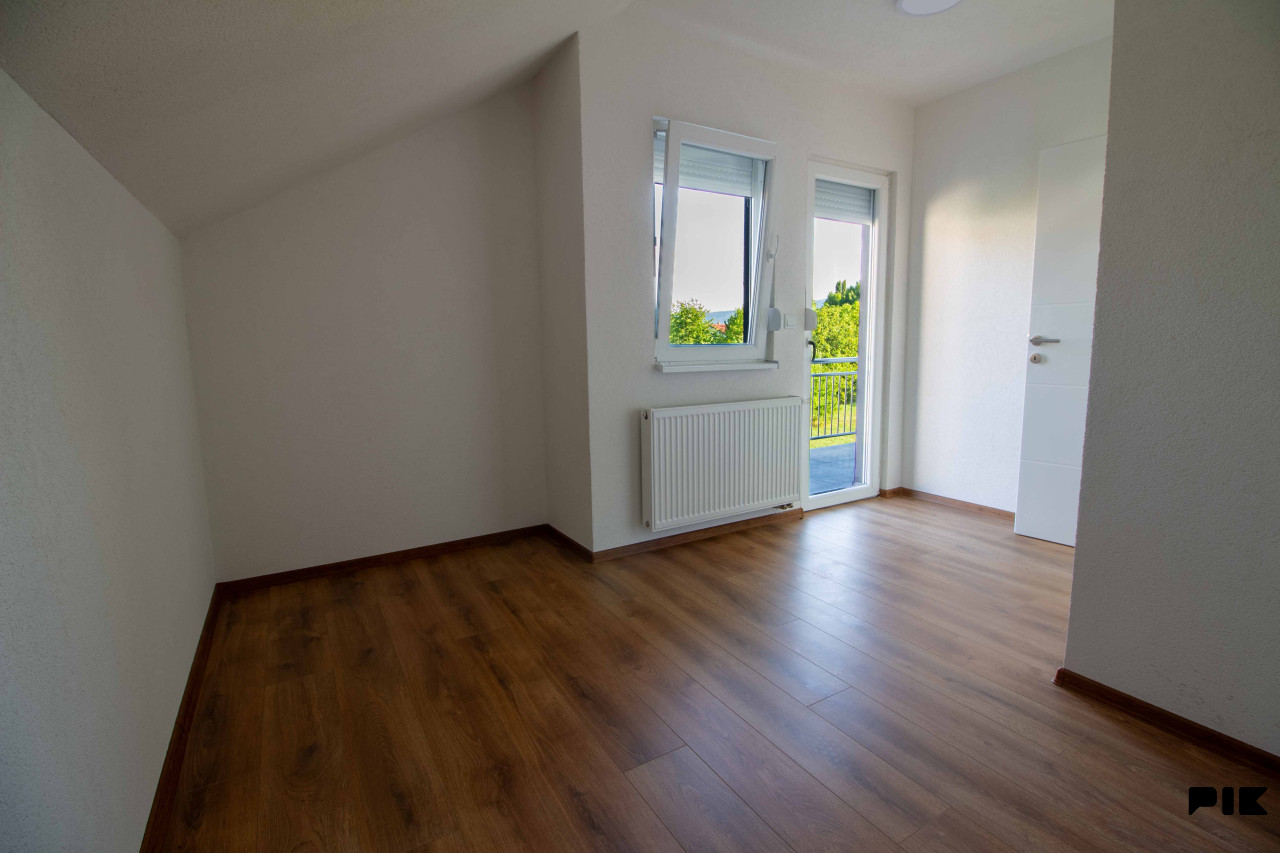 STUP - kuća od 243 m2 | 2 stambene jedinice | Garaža 22
