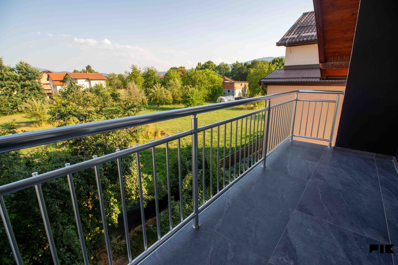 STUP - kuća od 243 m2 | 2 stambene jedinice | Garaža 23