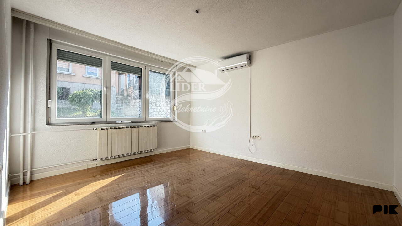 Vrhunski renoviran stan na lokaciji koju je teško nadmašiti! 6