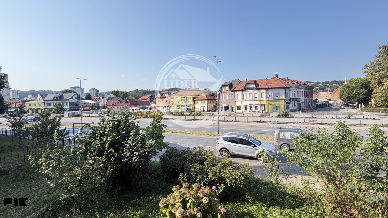 Vrhunski renoviran stan na lokaciji koju je teško nadmašiti! 16